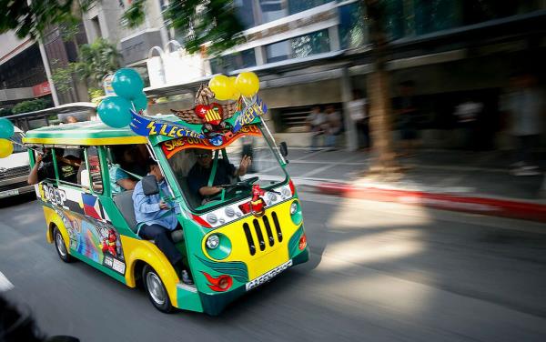 Climate Campaign with Electric Jeepney in Manila. © Greenpeace / Luis Liwanag Climate Campaign with Electric Jeepney in Manila. © Greenpeace / Luis Liwanag