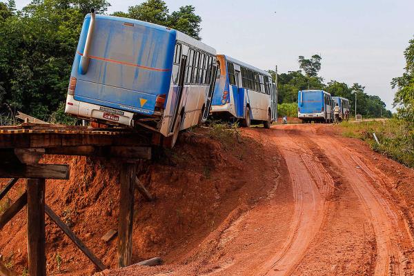 Bus Trapped in a Makeshift Bridge in Amazonas State. © Bruno Kelly / Greenpeace Bus Trapped in a Makeshift Bridge in Amazonas State. © Bruno Kelly / Greenpeace